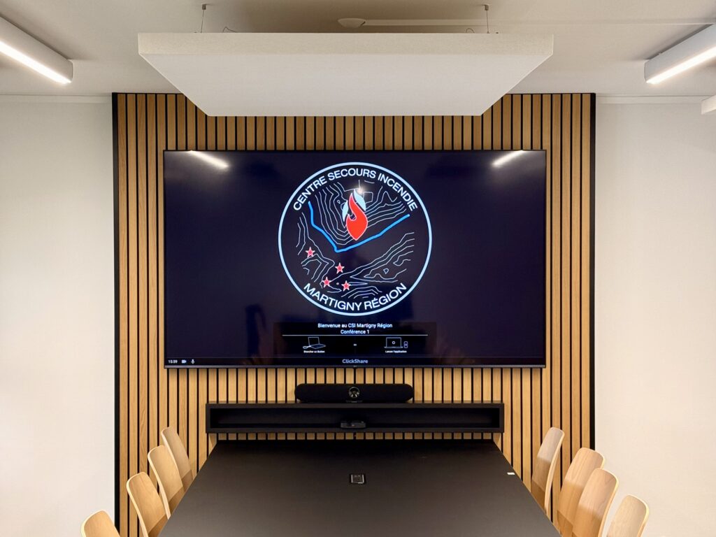 Salle de conférence avec écran grand LG et système de partage sans fil Barco