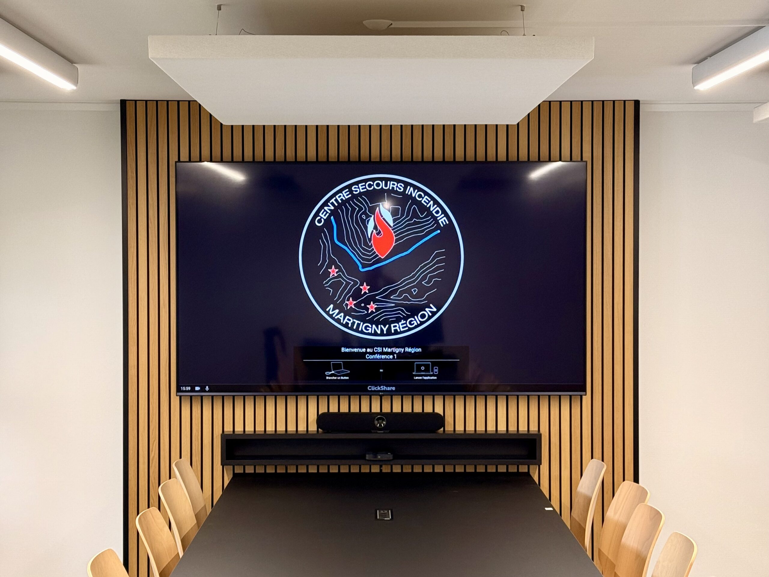 Salle de conférence avec écran grand LG et système de partage sans fil Barco