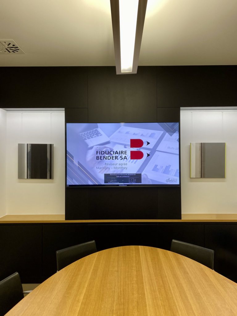 Ecran LG dans une salle de réunion avec système Barco à Martigny
