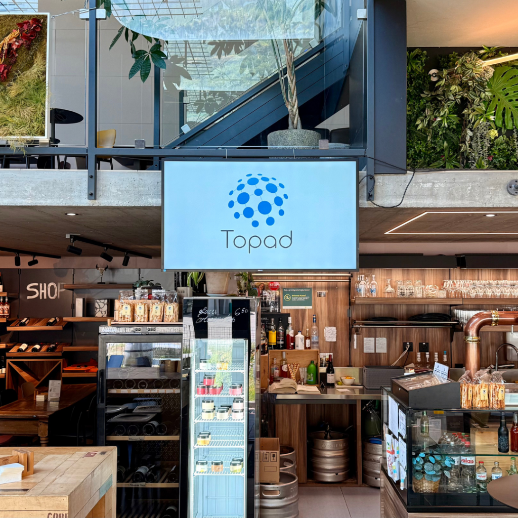 Écran publicitaire Topad installé dans un commerce à Saxon en Valais par InfiniTech Sàrl